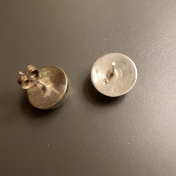 Hammered Silver Dome Earrings💎 - Picture 3 of 4